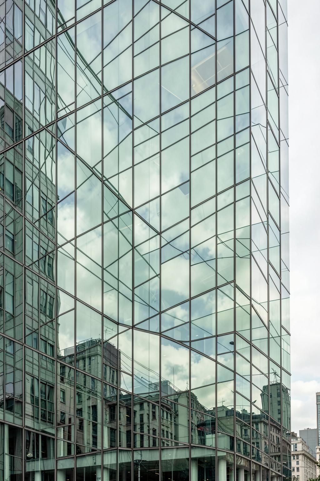 Reflets sur une architecture de verre
